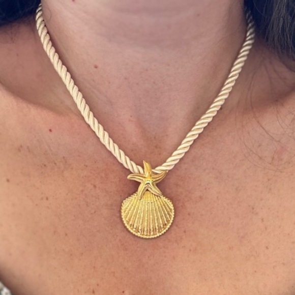 Anthropologie Jewelry - Gold Seashell and Starfish Pendant Rope Necklace